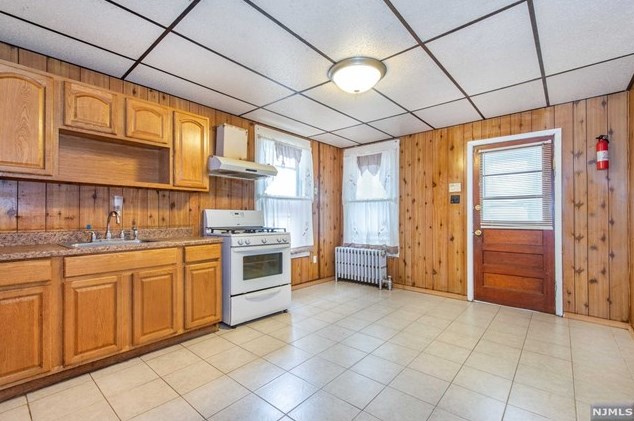 135 Albion Ave, Paterson, NJ 07502-1913