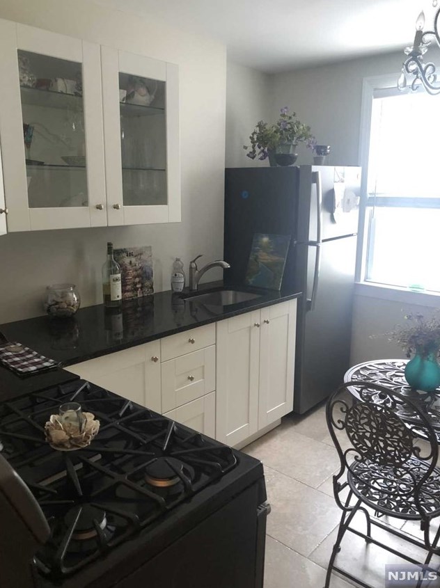 235 Washington Pl, Cliffside Park, NJ 07010