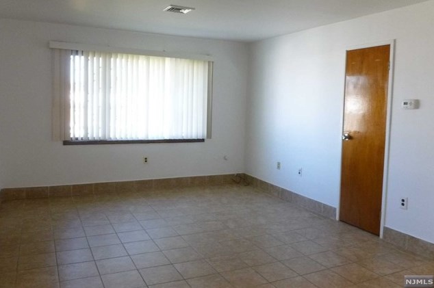 846 Riverside Ave #206, Lyndhurst, NJ 07071
