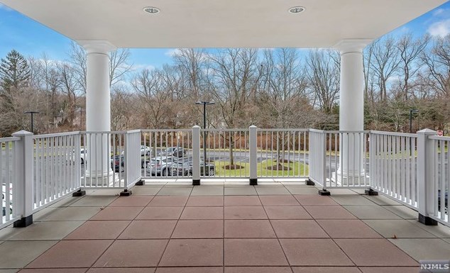 189 Forest Ave, Paramus NJ  07652-5325 exterior