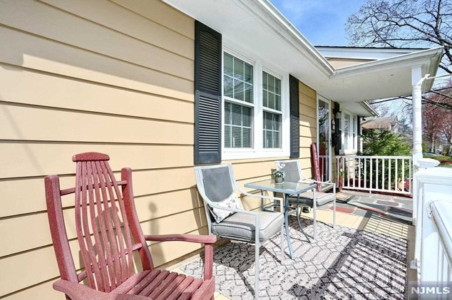 47 Dora Ave, Waldwick, NJ 07463