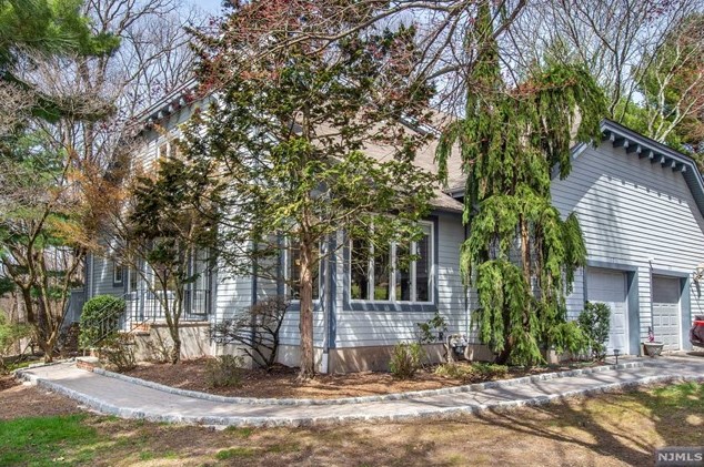 32 Easedale Rd, Wayne, NJ 07470-2484