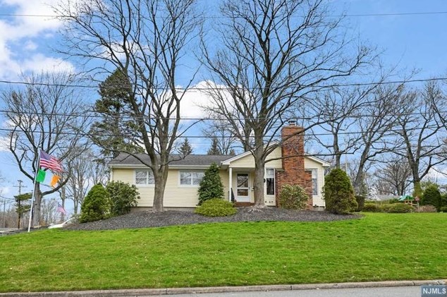2 Mader Pl, Park Ridge, NJ 07656