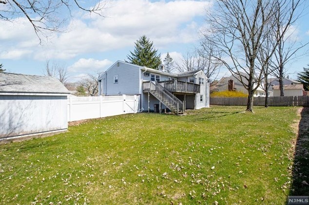 14 Whittier Ln, Oakland, NJ 07436
