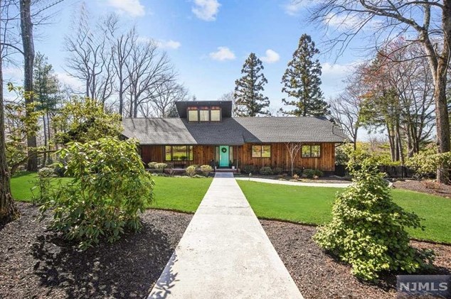 10 Lomas Ln, Montvale, NJ 07645