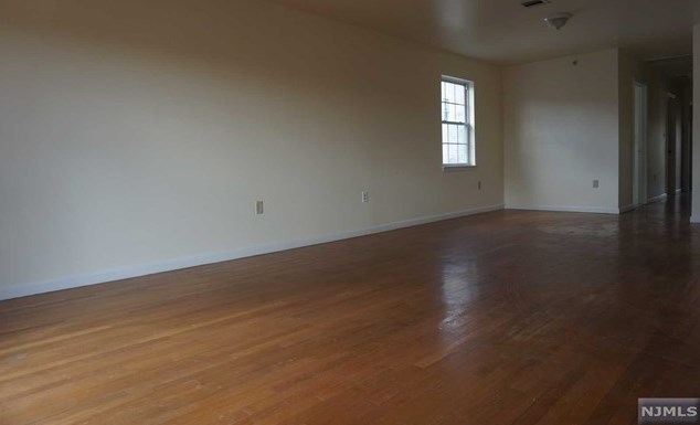 58-60 1st St #1, Newark, NJ 07107