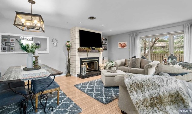 10 Hampton Ct, Westwood, NJ 07676-5125