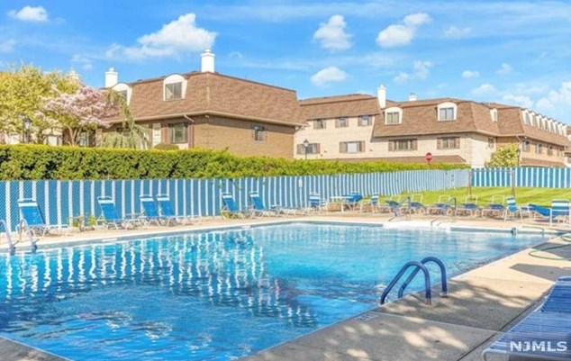 605 Grove St, Clifton NJ  07013-3818 exterior