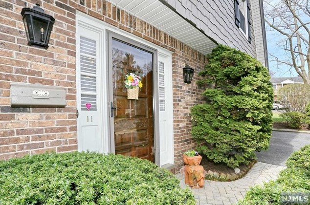 11 Scott Ct, Emerson, NJ 07630-1723