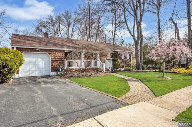 8 Fairway Ave, Emerson, NJ 07630