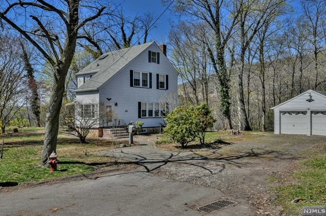 21 Valley View Ave, Oakland, NJ 07436