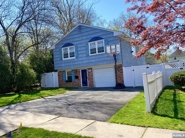 562 Oritani Pl, Teaneck, NJ 07666