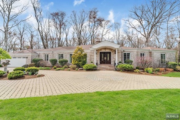 420 Birch Ln, Ho Ho Kus, NJ 07423