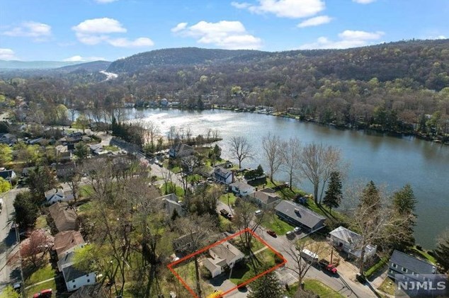 80 Lakeshore Dr, Oakland, NJ 07436