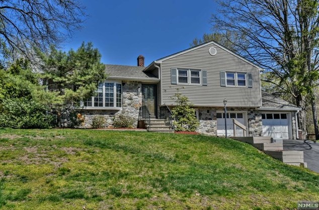 18 Pine Dr, Park Ridge, NJ 07656