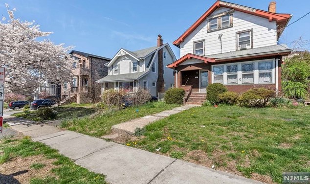 35 Henry Ave, Palisades Park, NJ 07650