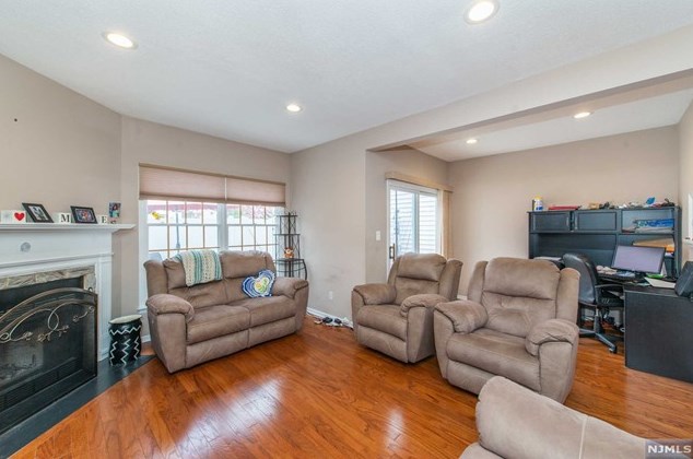 7 Iron Forge Vlg, Pompton Falls, NJ 07442-1742