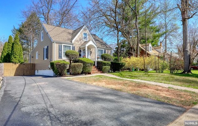 77 Manhattan Ave, Waldwick, NJ 07463