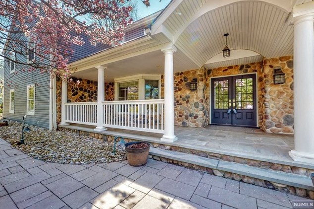 18 Ranch Rd, Upper Saddle River, NJ 07458