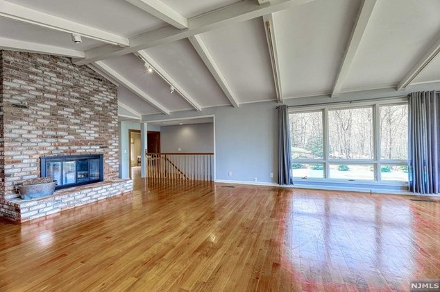 893 Cherokee Ln, Franklin Lakes, NJ 07417