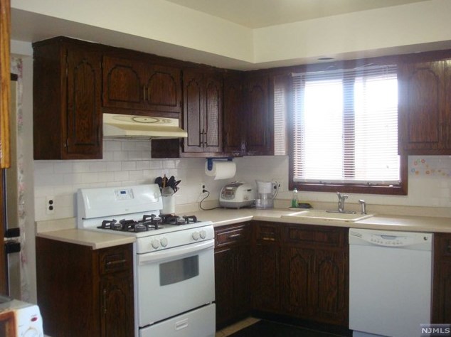 2423 8th St, West Fort Lee, NJ 07024-7901