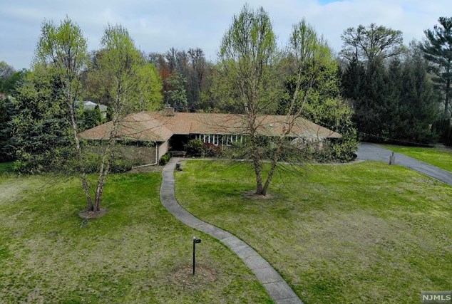 255 Alpine Dr, Paramus, NJ 07652