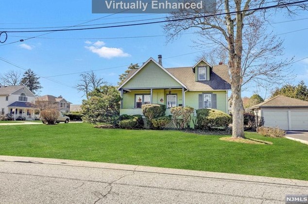 334 Corona Pl, Ridgewood, NJ 07450