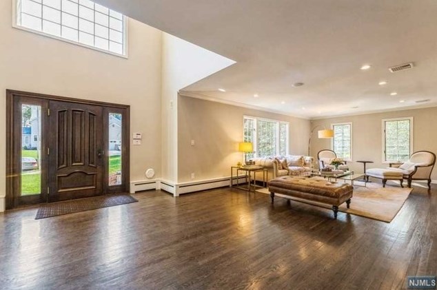 55 Auryansen Ct, Closter, NJ 07624