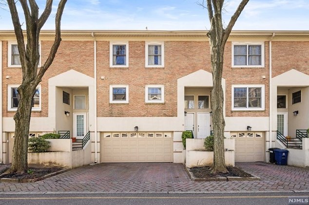 18 Grand Cove Way, Edgewater, NJ 07020
