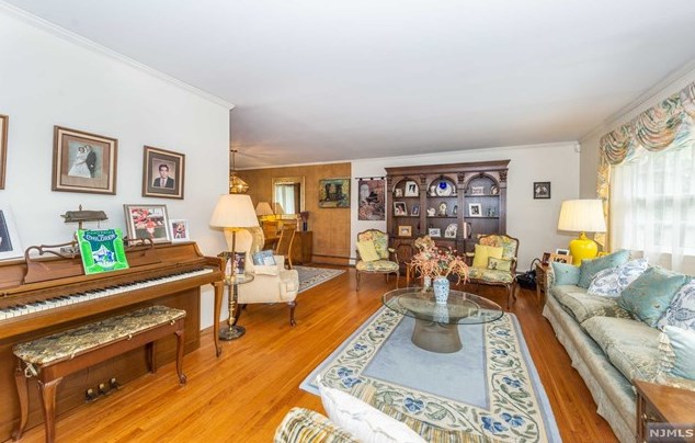 3 June Ct, River Edge, NJ 07661