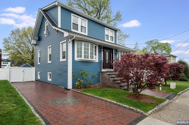 302 Clinton Ave, Bergenfield NJ  07621-2528 exterior