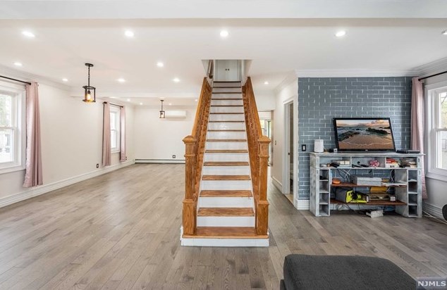 302 Clinton Ave, Bergenfield NJ  07621-2528 exterior