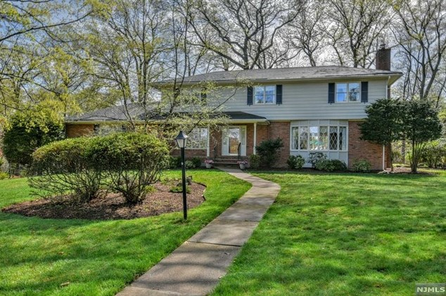 74 Ripplewood Dr, Upper Saddle River, NJ 07458