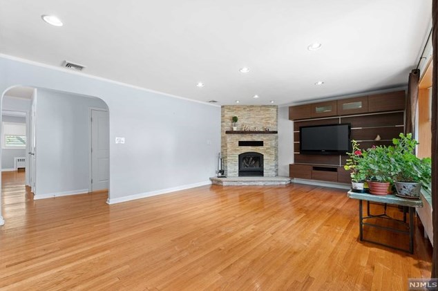 151 Fencsak Ave, Elmwood Park, NJ 07407