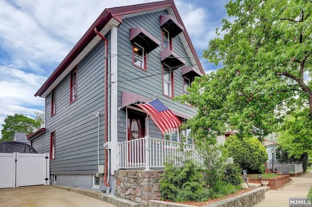 239 Court Ave, Lyndhurst, NJ 07071