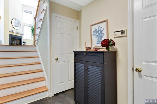 28 Iris Cir, Ridgewood, NJ 07452