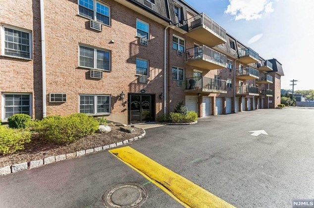 550 Fairview Ave, Westwood NJ  07675-1651 exterior