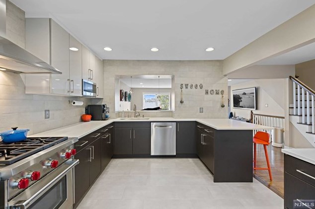 465 Undercliff Ave, Edgewater, NJ 07020