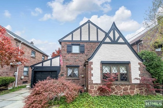31 Summit Rd, Clifton, NJ 07012-2008