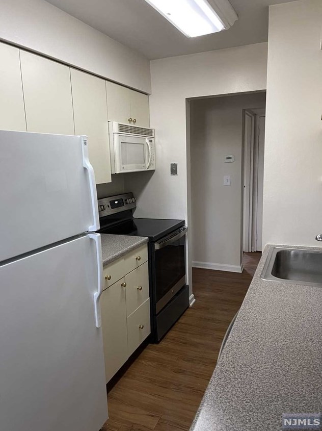 360 Knickerbocker Rd #13, Dumont, NJ 07628