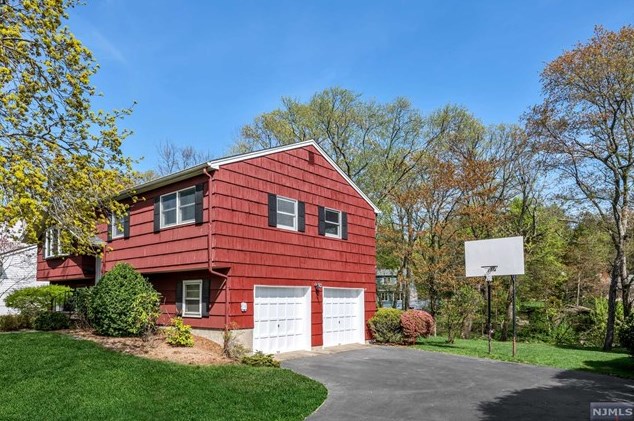 389 Queens Ct, Ridgewood, NJ 07450