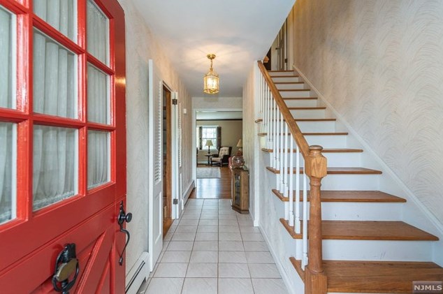 632 Wishing Well Rd, Wyckoff, NJ 07481-1312