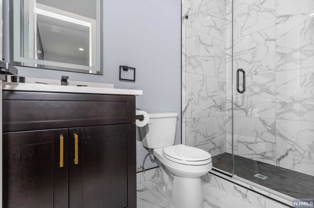 148 Grove St, Elmwood Park NJ  07407-2209 exterior