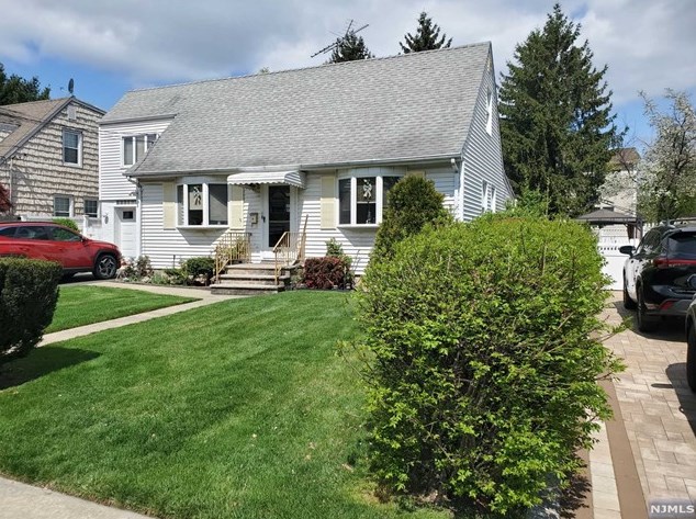 273 Lincoln Ave, Elmwood Park, NJ 07407-2822