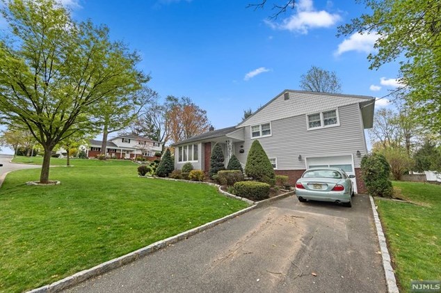 577 Mackay Ave, Oradell, NJ 07649