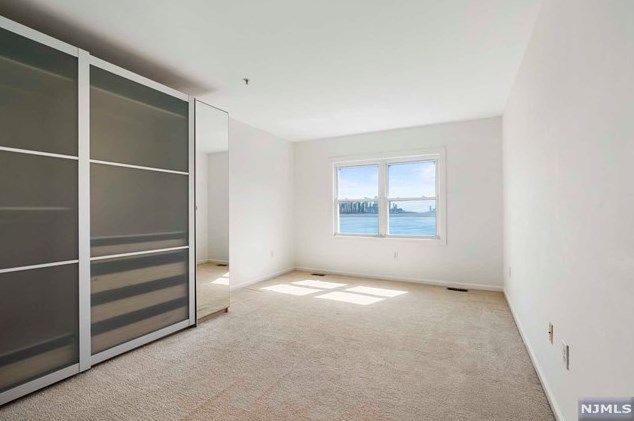 321 The Promenade, Edgewater NJ  07020-2115 exterior