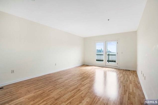 321 The Promenade, Edgewater NJ  07020-2115 exterior