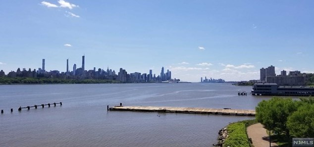 321 The Promenade, Edgewater NJ  07020-2115 exterior