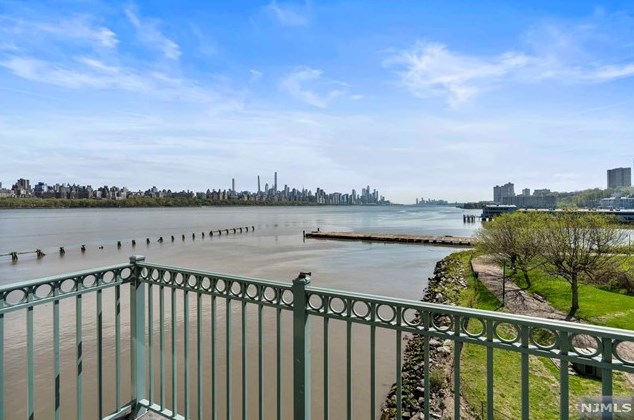 321 The Promenade, Edgewater NJ  07020-2115 exterior