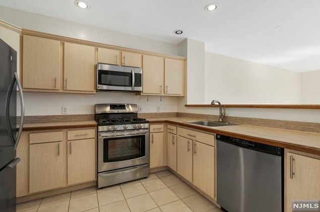 321 The Promenade, Edgewater NJ  07020-2115 exterior